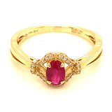 Anillo de rubí con diamantes en oro amarillo 14kt. R-0.50CTS. D-0.10CTS.