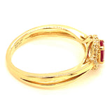 Anillo de rubí con diamantes en oro amarillo 14kt. R-0.50CTS. D-0.10CTS.