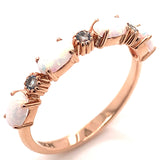 Anillo con ópalo y topacio azul en oro rosado 10kt