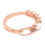 Anillo con ópalo y topacio azul en oro rosado 10kt