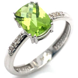 Anillo con peridoto y diamantes en oro blanco 10kt