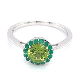 Anillo con peridoto y esmeralda en oro blanco 10kt