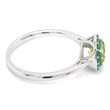 Anillo con peridoto y esmeralda en oro blanco 10kt