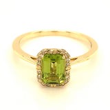 Anillo con peridoto y diamantes en oro amarillo 10kt