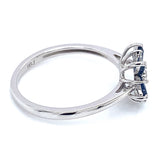 Anillo con zafiro y diamantes en oro blanco 10KT