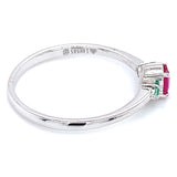 Anillo con rubí y esmeralda en oro blanco 14KT