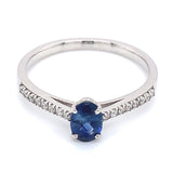 Anillo con zafiro y diamantes en oro blanco 14KT