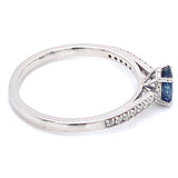 Anillo con zafiro y diamantes en oro blanco 14KT