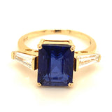 (LD) Anillo con zafiro y diamantes de laboratorio en oro amarillo 14KT.