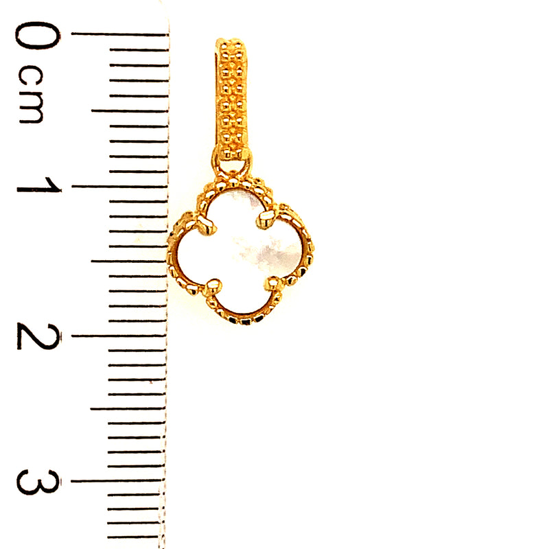 Dije (trébol blanco nacar) en oro amarillo 18k