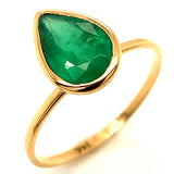 Anillo con esmeralda en oro amarillo 14kt.