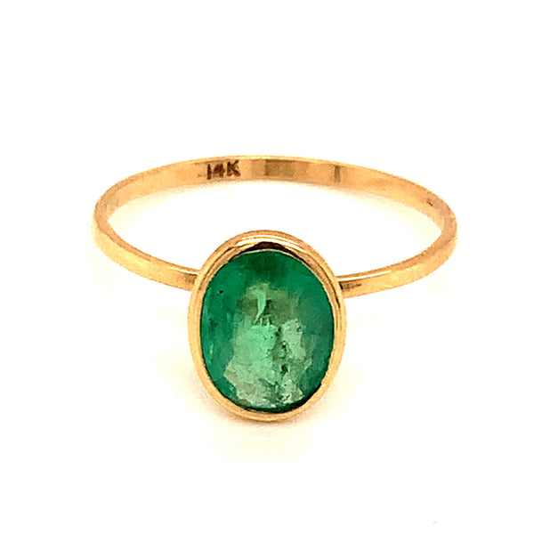 Anillo con esmeralda en oro amarillo 14kt.