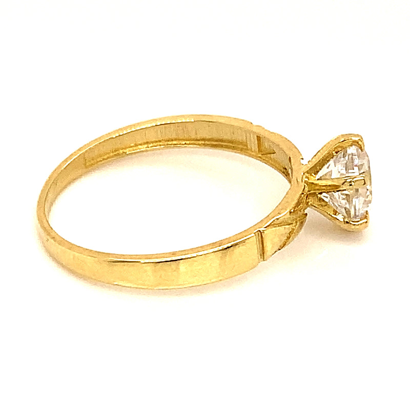 Anillo con circones en oro amarillo 10kt.