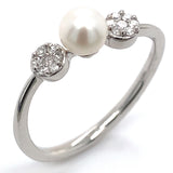 Anillo de perla con diamante en oro blanco 14kt.