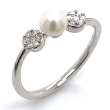 Anillo de perla con diamante en oro blanco 14kt.