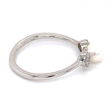 Anillo de perla con diamante en oro blanco 14kt.