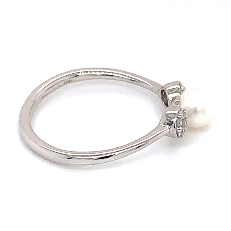 Anillo de perla con diamante en oro blanco 14kt.