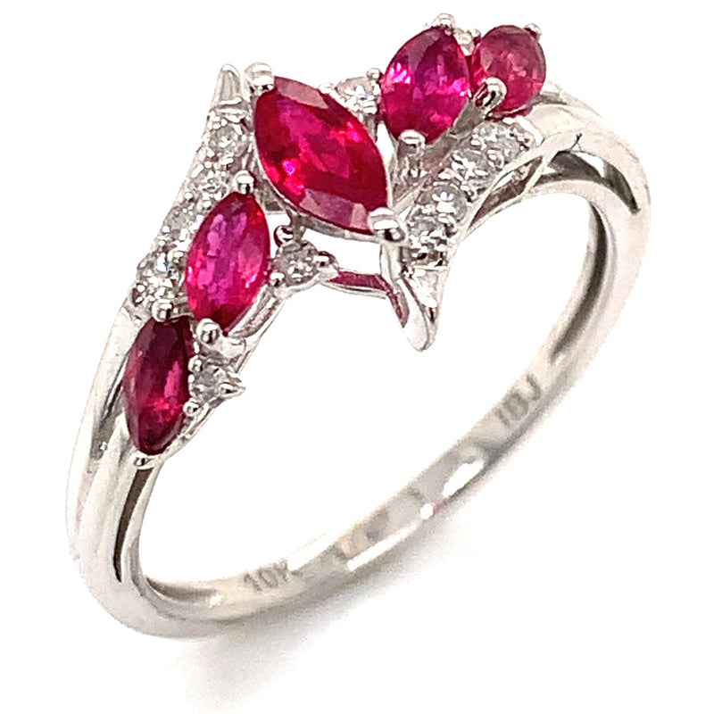 Anillo de rubí con diamantes en oro blanco 10kt.