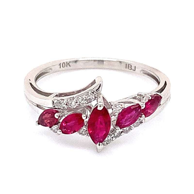 Anillo de rubí con diamantes en oro blanco 10kt.