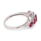 Anillo de rubí con diamantes en oro blanco 10kt.