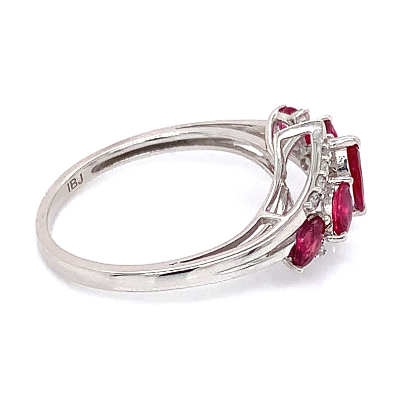 Anillo de rubí con diamantes en oro blanco 10kt.
