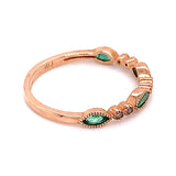 Anillo de esmeralda con diamantes en oro rosado 14kt.