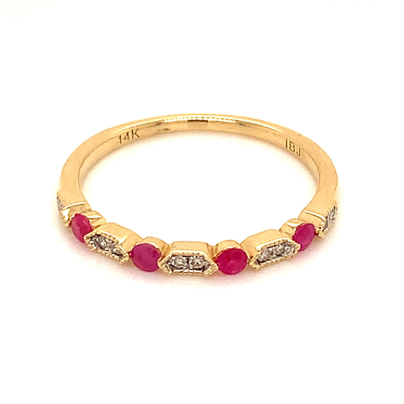 Anillo de rubi en oro amarillo 14k.