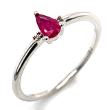 Anillo de rubí con diamantes en oro blanco 10kt.