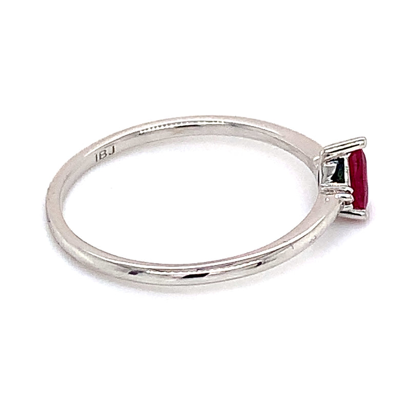 Anillo de rubí con diamantes en oro blanco 10kt.