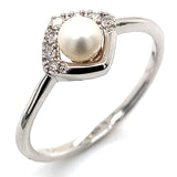 Anillo de perla con diamante en oro blanco 14kt.