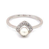 Anillo de perla con diamante en oro blanco 14kt.