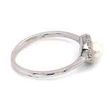 Anillo de perla con diamante en oro blanco 14kt.