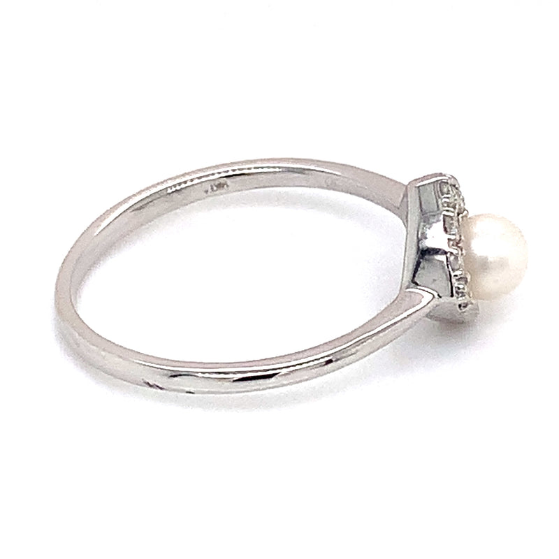 Anillo de perla con diamante en oro blanco 14kt.