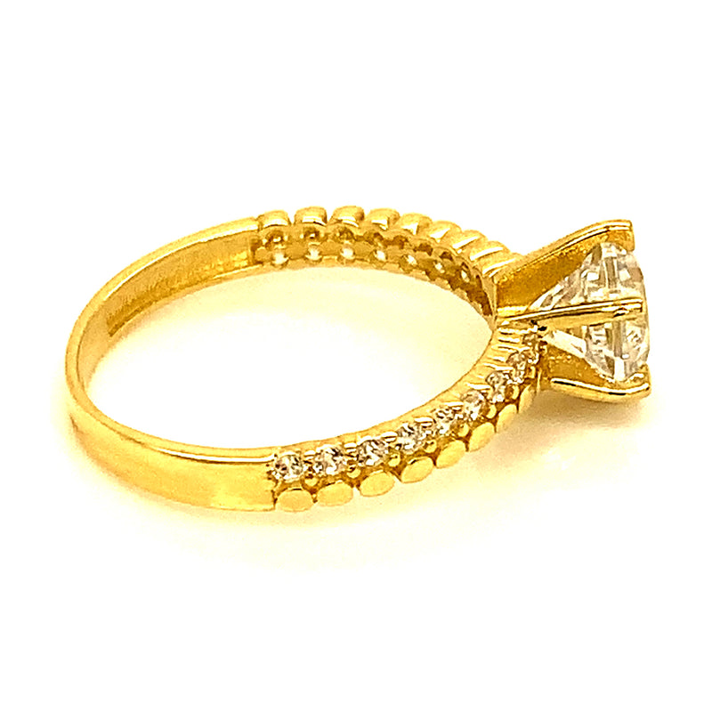 Anillo con circones en oro amarillo 10kt.