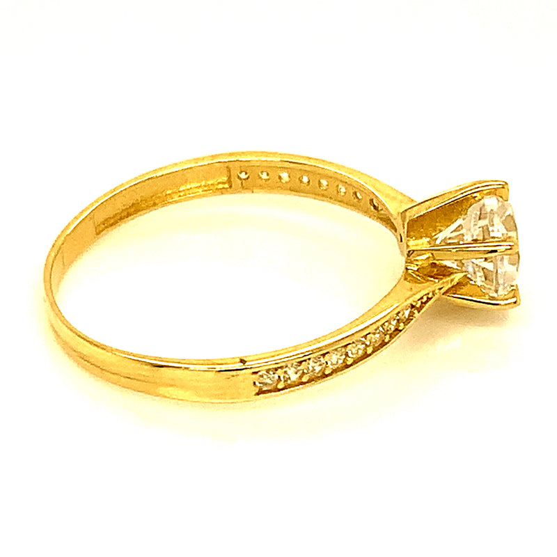 Anillo con circones en oro amarillo 10kt.