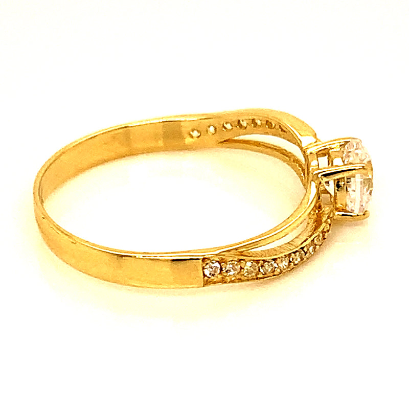 Anillo con circones en oro amarillo 10kt.