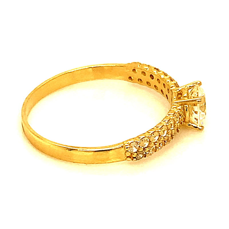 Anillo con circones en oro amarillo 10kt.