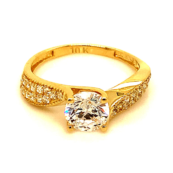 Anillo con circones en oro amarillo 10kt.
