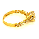 Anillo con circones en oro amarillo 10kt.