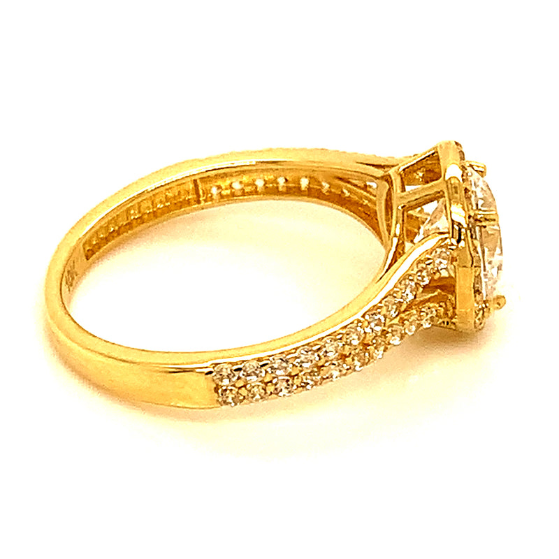 Anillo con circones en oro amarillo 10kt.