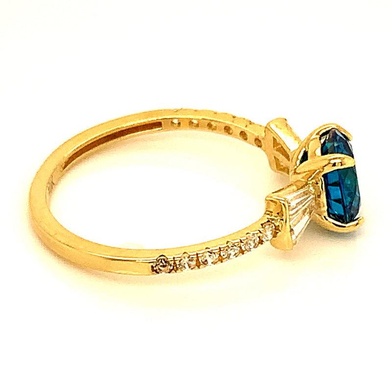 Anillo con circones en oro amarillo 10kt.