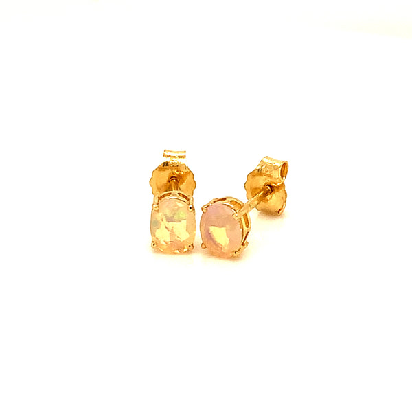 Juego de collar y aretes con ópalo en oro amarillo 10k.