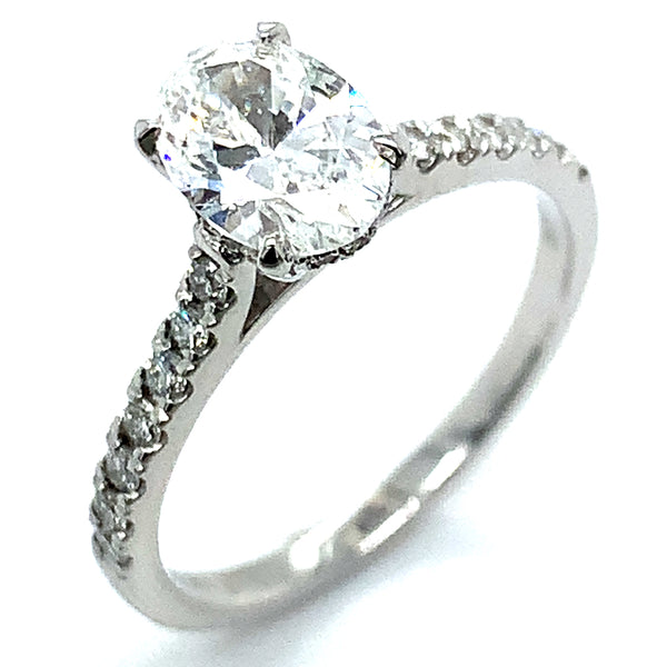 (LD) Anillo con diamante de laboratorio en oro blanco 10kt.