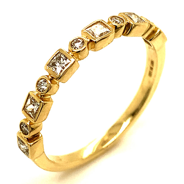 (LD) Anillo con diamante de laboratorio en oro amarillo 10kt.