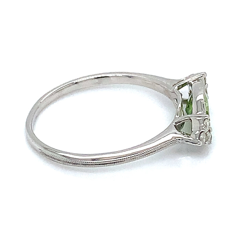 Anillo de Peridoto en oro blanco 10kt.