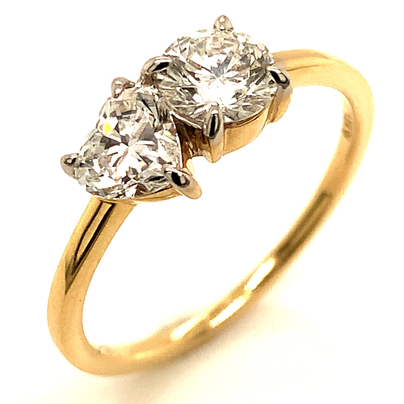 (LD) Anillo con diamantes de laboratorio en oro amarillo 14kt.