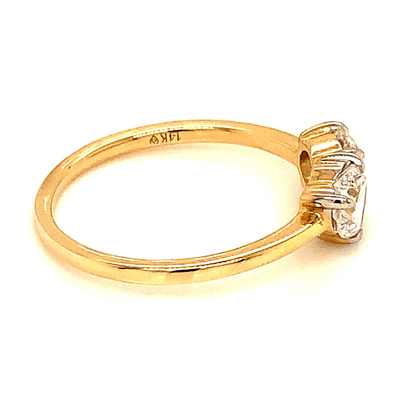 (LD) Anillo con diamantes de laboratorio en oro amarillo 14kt.