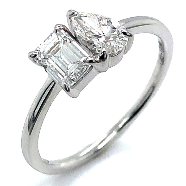 (LD) Anillo con diamantes de laboratorio en oro blanco 14kt.