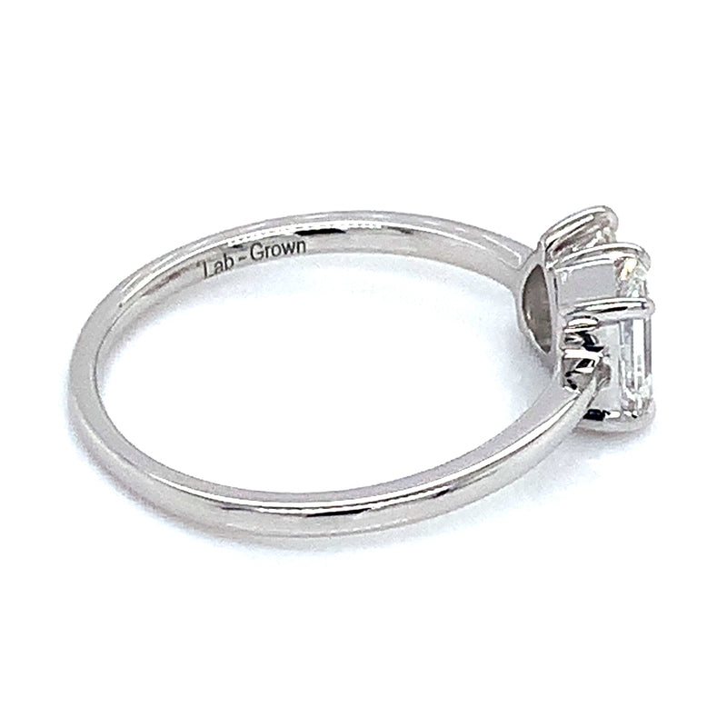 (LD) Anillo con diamantes de laboratorio en oro blanco 14kt.