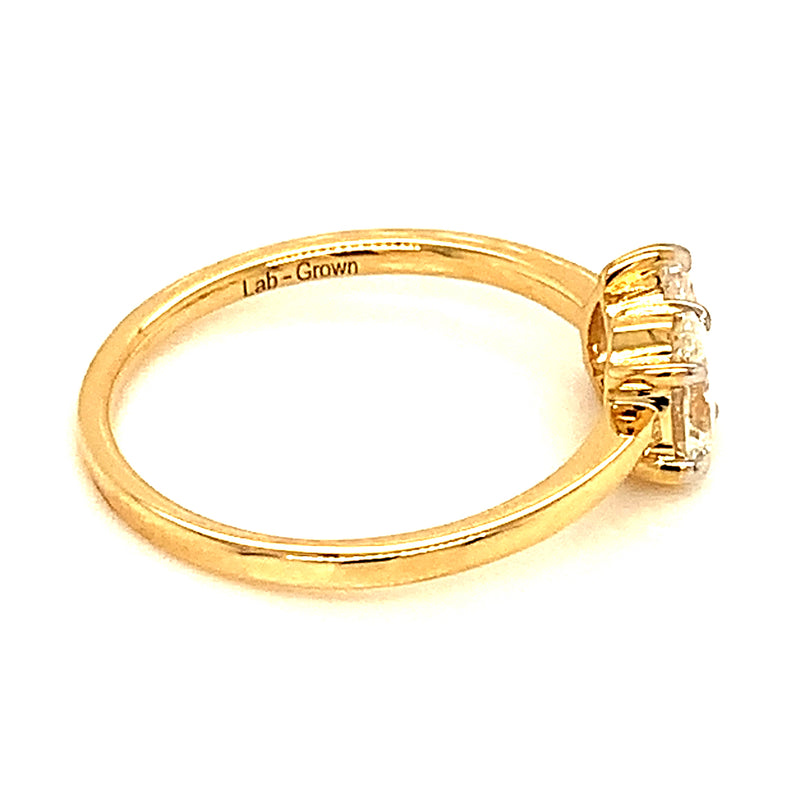 (LD) Anillo con diamantes de laboratorio en oro amarillo 14kt.